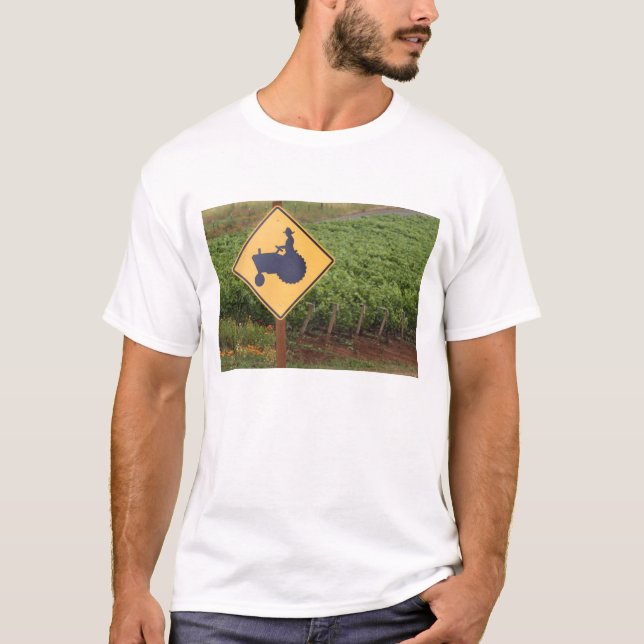Camiseta Una señal de cruce de tractor amarillo en el viñed (Anverso)