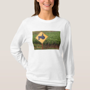 Camiseta Una señal de cruce de tractor amarillo en el viñed