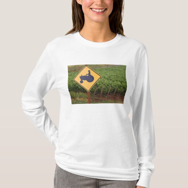 Camiseta Una señal de cruce de tractor amarillo en el viñed (Anverso)
