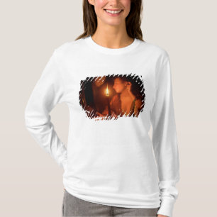 Camiseta Una señora Admiring An Earring por luz de una vel