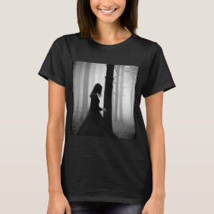 Camiseta Una sombra negra roza el árbol