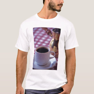 Camiseta Una taza de café árabe. Siria. El medio