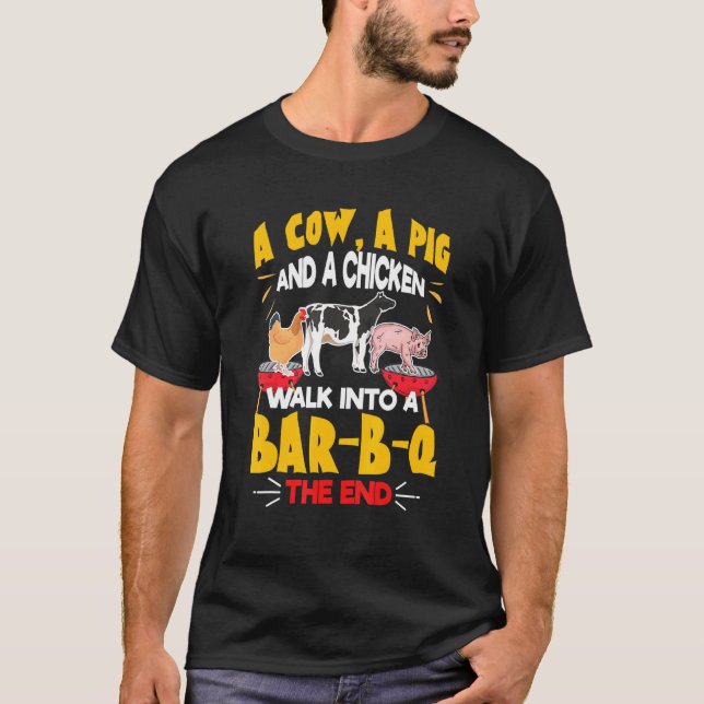 Camiseta Una Vaca, Un Cerdo Y Un Pollo Entrando Al Bar B Q  (Anverso)