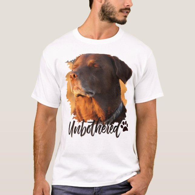 Camiseta Unbothered Golden Hour Dog – Premium Minimalist  (Anverso)