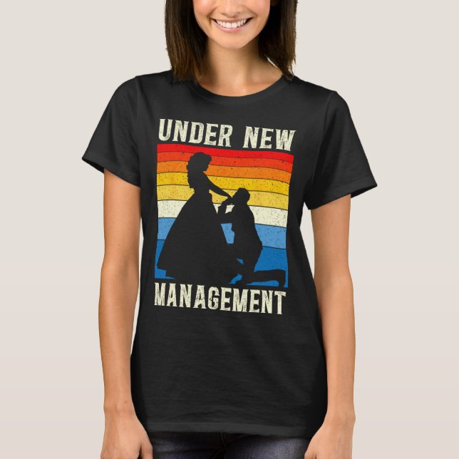 Camiseta Under New Management Groom Wedding Bachelor Party  (Anverso)