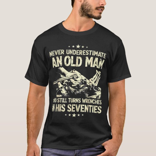 Camiseta Underestimate an old man who turns wrenches  (Anverso)