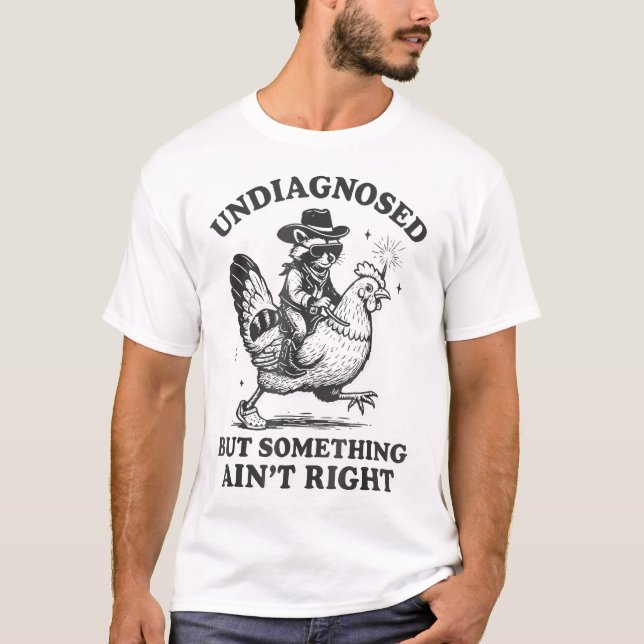 Camiseta Undiagnosed But Something Ain'T Right Raccoon  (Anverso)