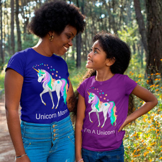 Camiseta Unicornio arcoiris colorido y estrellas
