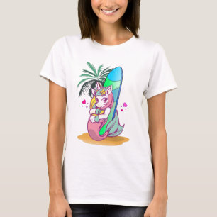 Camiseta Unicornio con tablas de surf en la playa