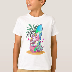 Camiseta Unicornio con tablas de surf en la playa