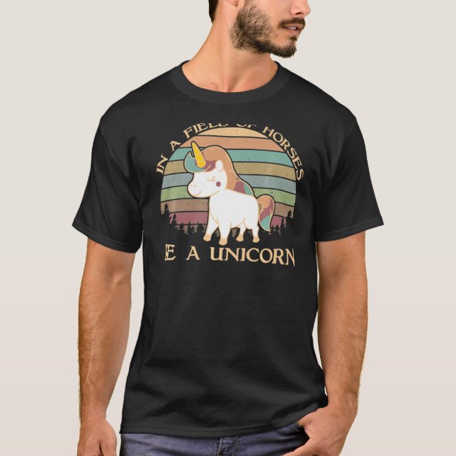 Camiseta Unicornio En Un Campo De Caballos Sea Una Magia Un (Anverso)