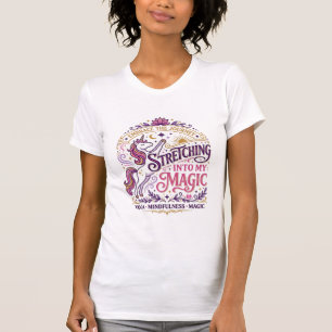 Camiseta Unicornio estirándose en mi elegante fondo blanco