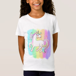 Camiseta unicornio rosa sobre fondo arco iris