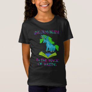 Camiseta Unicornios creen en la magia de la escritura