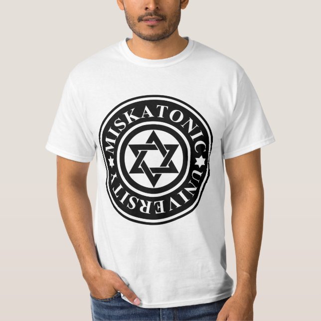 CAMISETA UNIVERSIDAD DE MISKATONIC (Anverso)