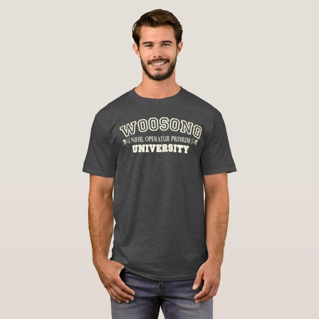 Camiseta Universidad y lema de Woosong: Nihil Operatur (Anverso completo)