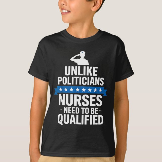 Camiseta Unlike Liticians Nurses Need To Be Qualified Sarca (Anverso)