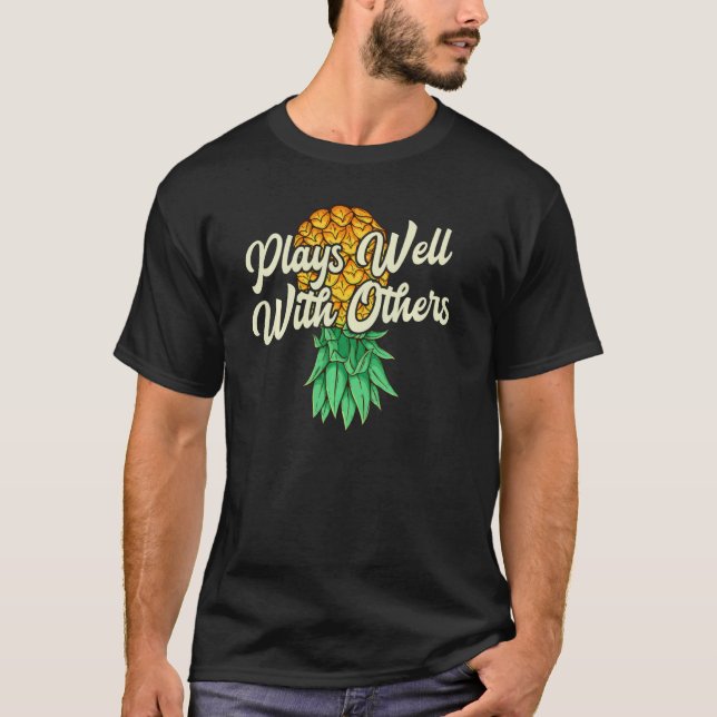 Camiseta Upside Down Pineapple Juega Bien A Otros Graciosos (Anverso)