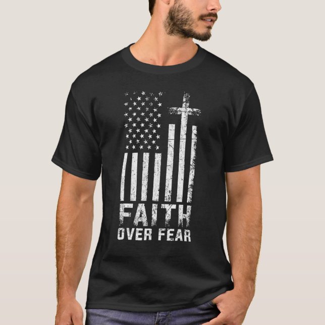 Camiseta USA Flag American Flag Faith Over Fear Prayer (Anverso)