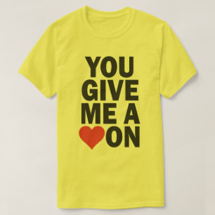 CAMISETA USTED ME DA UN CORAZÓN ENCENDIDO