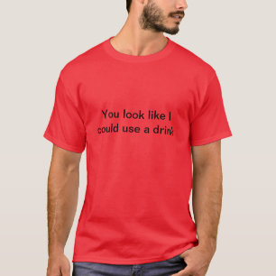 Camiseta Usted mira como podría utilizar una bebida