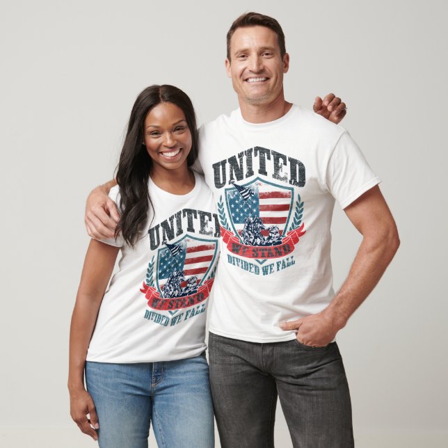 Camiseta UU. Bandera Escudo Unidos nos separamos caemos (Unisexo)