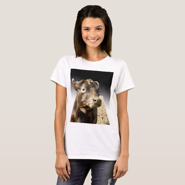 Camiseta Vaca Marrón Masticando Heno, (Anverso completo)