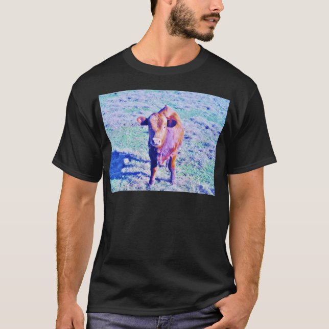 Camiseta Vaca morada pequeña en el césped verde azulado de  (Anverso)