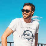 Camiseta Vacaciones de Ruedas Náuticas de crucero de la fam<br><div class="desc">camisetas de verano personalizado de moda para su crucero en el océano con un volante de barco azul marino. Este diseño de temática náutica es perfecto para celebrar este viaje especial,  ya que combina con elegancia los tees de las reuniones familiares. Personaliza con tu apellido y año.</div>