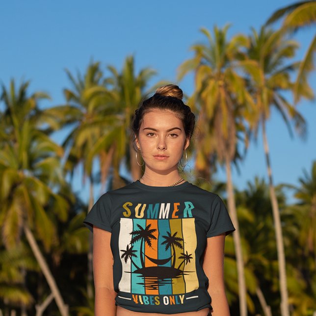 Camiseta Vacaciones de verano (Summer and beach is the best combo to chill and to have fun.)