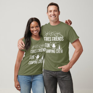 Camiseta Vacaciones divertidas de los amigos en el campamen