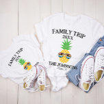 Camiseta Vacaciones familiares de Personalizados Guay Vinta<br><div class="desc">Revive la magia de tus aventuras familiares con la camiseta de la familia Guay Vintage Sunset Retro Personalizado Vacation, la vestimenta perfecta para tu próxima escapada memorable. Diseñada con un diseño de inspiración retro con un impresionante fondo de puesta de sol, esta camisa no es solamente ropa - es un...</div>
