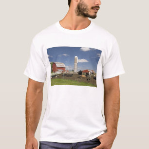 Camiseta Vacas delante de un granero rojo y un silo en una 
