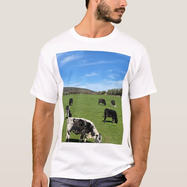 Camiseta Vacas pastoreando en campo verde (Anverso)