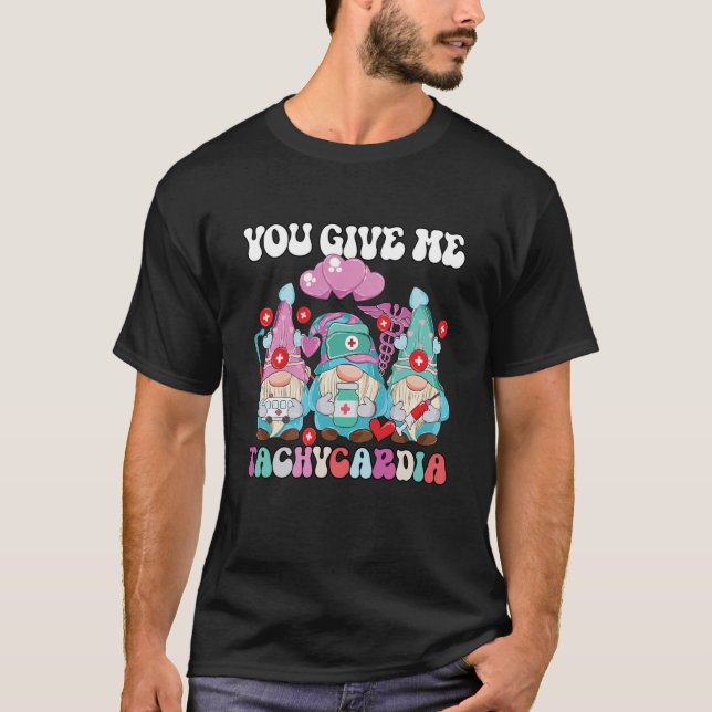 Camiseta Valentine ICU Nurse Gnomes You Give Me Tachycardia (Anverso)