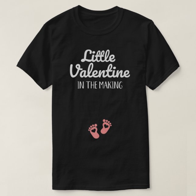 Camiseta Valentine in the making baby announcement Premium  (Diseño del anverso)