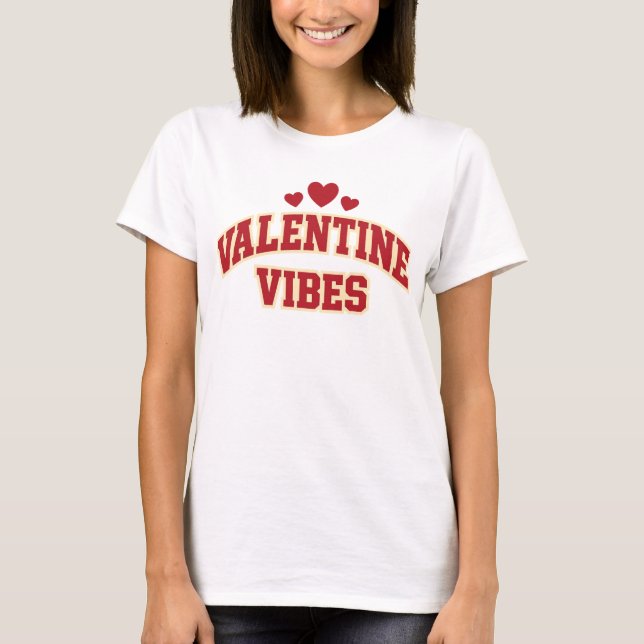 Camiseta Valentine Vibes Retro Varsity Typography Red Heart (Anverso)