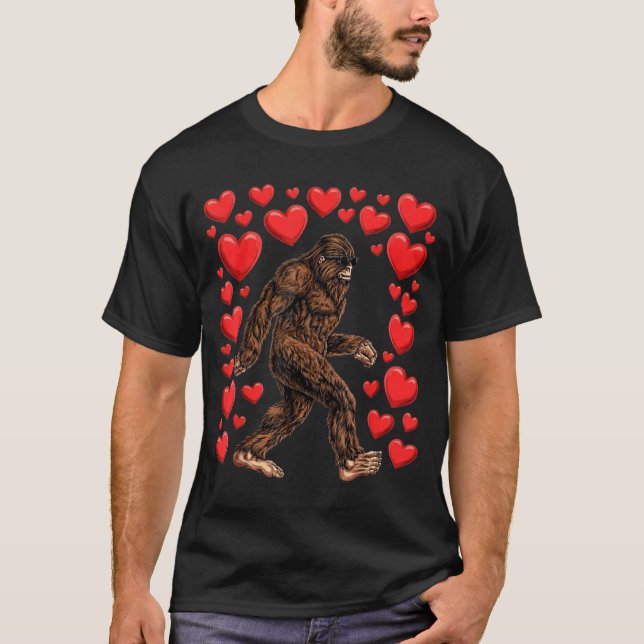 Camiseta Valentines Day Bigfoot Red Hearts Funny Sasquatch  (Anverso)