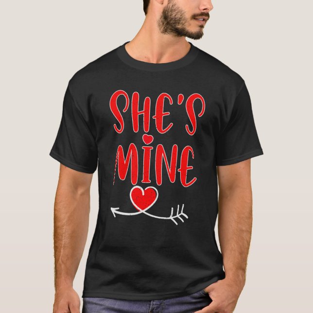 Camiseta Valentines Day Matching Couples He's Mine She's Mi (Anverso)