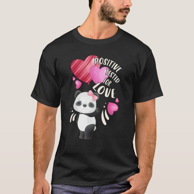 Camiseta Valentine's day panda bear with hearts (Anverso)
