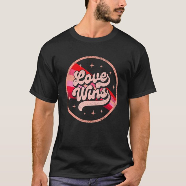 Camiseta Valentines Love Wins Pink Rainbow Lesbian Gay LGBT (Anverso)