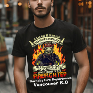 Camiseta Valiente bombero rodeado de llamas por la noche