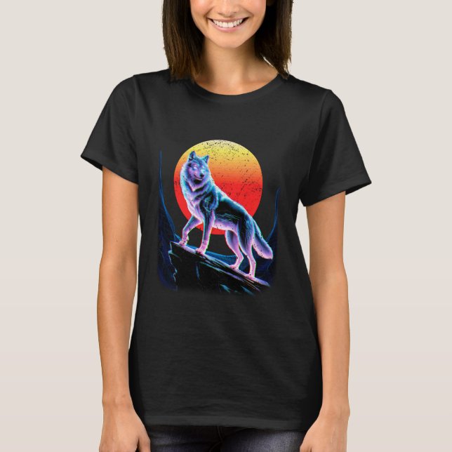 Camiseta Vaporwave Wolf Standing Strong in Glitchy Sunset C (Anverso)