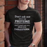 Camiseta Vegan no me preguntes por mi proteína personalizad<br><div class="desc">Esta minimalista y divertida camiseta,  con la frase de personalizable "No me preguntes por mis proteínas y no te preguntaré por tu colesterol" con letras blancas en un fondo negro,  es el regalo perfecto para cada vegano.</div>