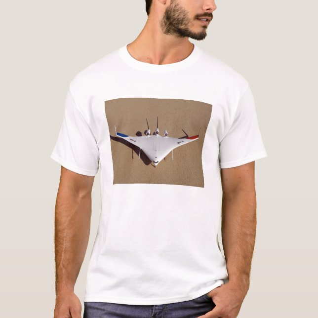 Camiseta Vehículo aéreo no tripulado X-48B con cuerpo de al (Anverso)