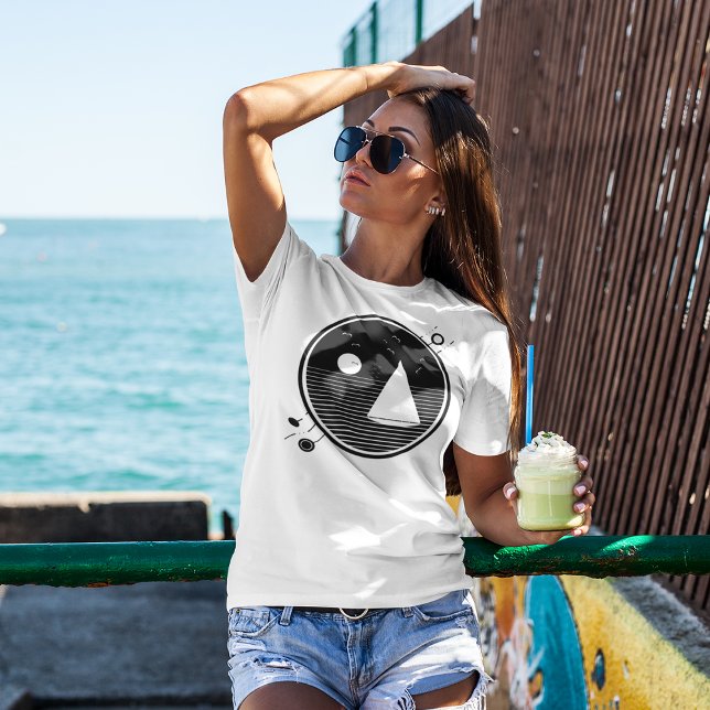 Camiseta Vela en medio del océano (Subido por el creador)