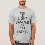 CAMISETA VELAS LIGERAS Y LAGOS DE COMIDA<br><div class="desc">Diversión para Chanukah. VELAS LIGERAS Y LAGOS COMIENDO con una menorah. Diseño basado en la moral británica de 1939.</div>