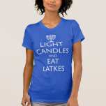 CAMISETA VELAS LIGERAS Y LAGOS DE COMIDA<br><div class="desc">Diversión para Chanukah. VELAS LIGERAS Y LAGOS COMIENDO con una menorah. Diseño basado en la moral británica de 1939.</div>