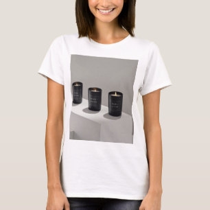 Camiseta velas minimalistas de línea negra con pequeñas lla
