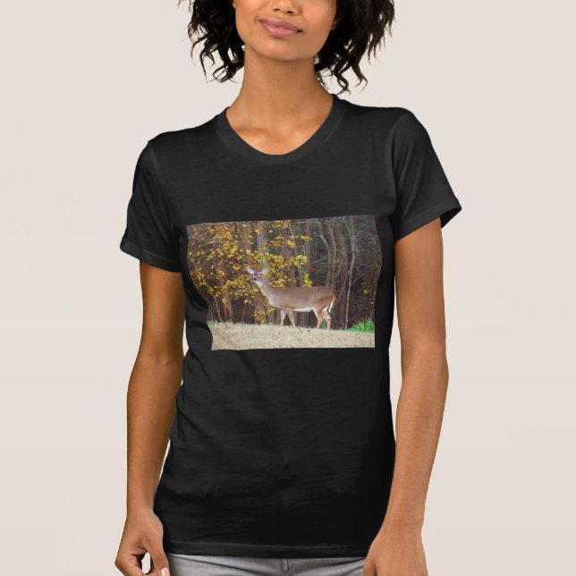 Camiseta Venado frente al árbol amarillo otoñal (Anverso)